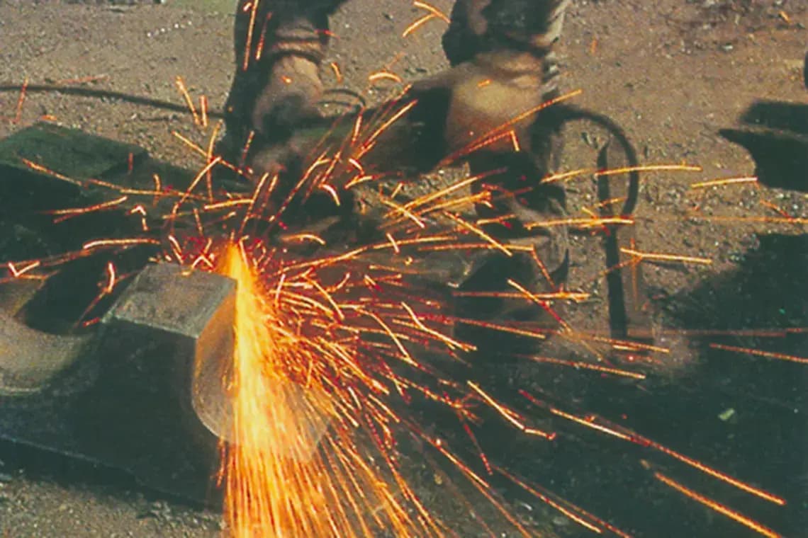 南港レーザー工場内での作業